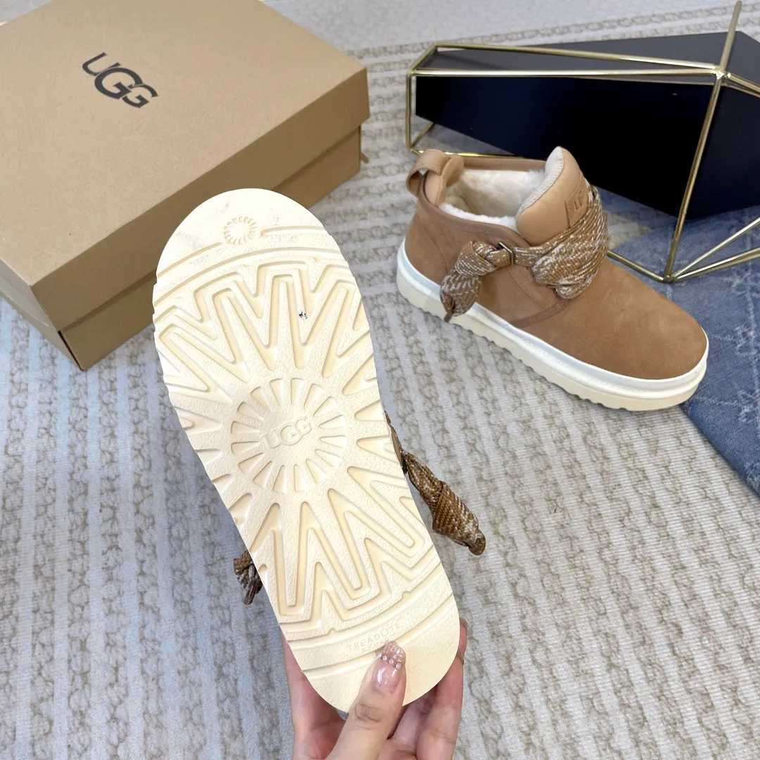 【UGG】 P: 560💰 Men's size 40 to 44 2025 new style 𝑼𝑮𝑮•Men's ◾️. Winter snow boots and fur shoes, the matching coefficient is also 100% 💥 Very good-looking ✨ Full of fashion sense, wearing it makes you look more attractive📈 1⃣️ Upper: High-quality cow suede 2⃣️Inner lining: Integrated sheepskin imported from Australia🐑The lining is made of Australian lamb wool 3️⃣Outsole: Wear-resistant, lightweight, foamed and non-slip outsole